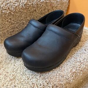 DANSKO leather clogs; Sz 39 (8.5); EXC condition; soles/edging are in great cond